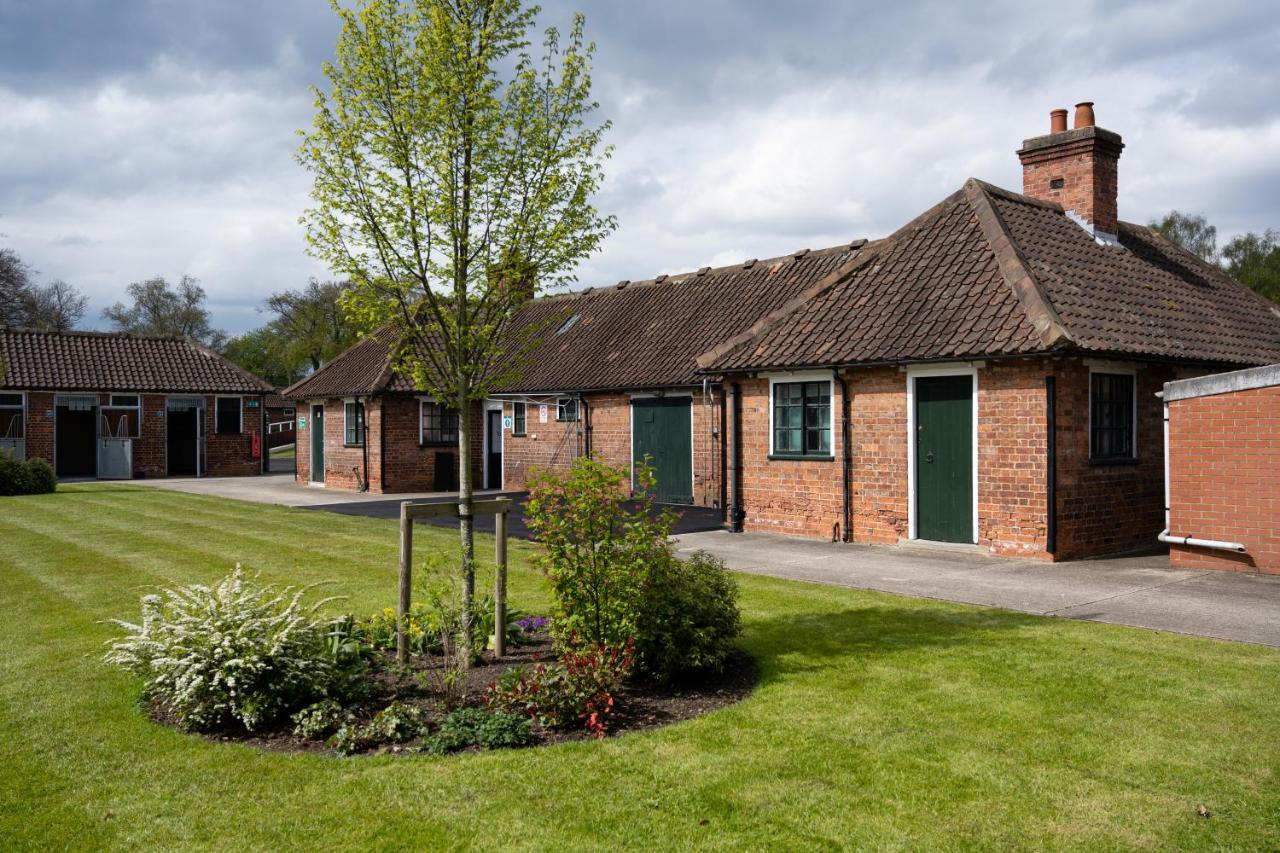 Отель Stableside At York Racecourse Экстерьер фото