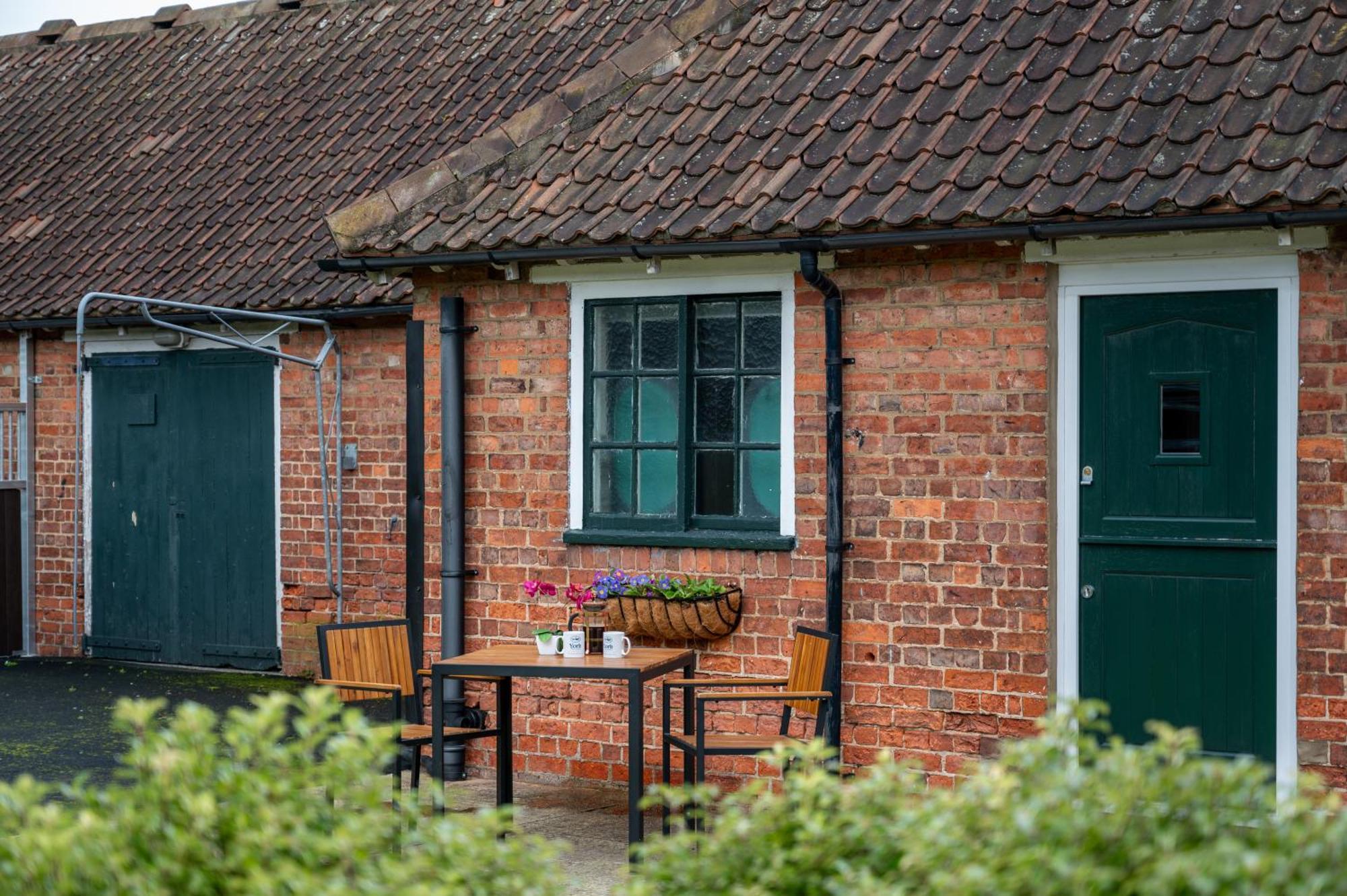 Отель Stableside At York Racecourse Экстерьер фото