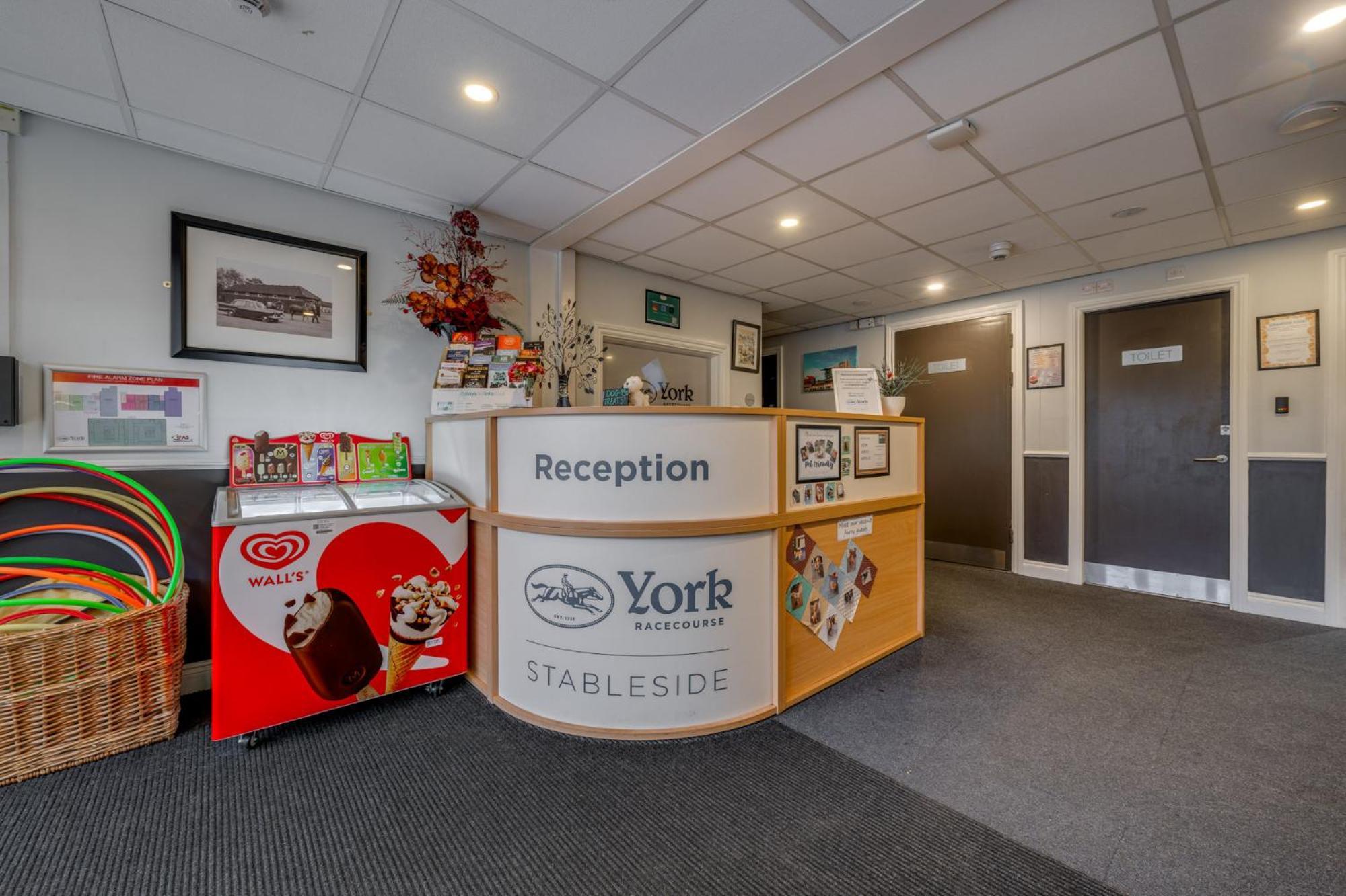 Отель Stableside At York Racecourse Экстерьер фото