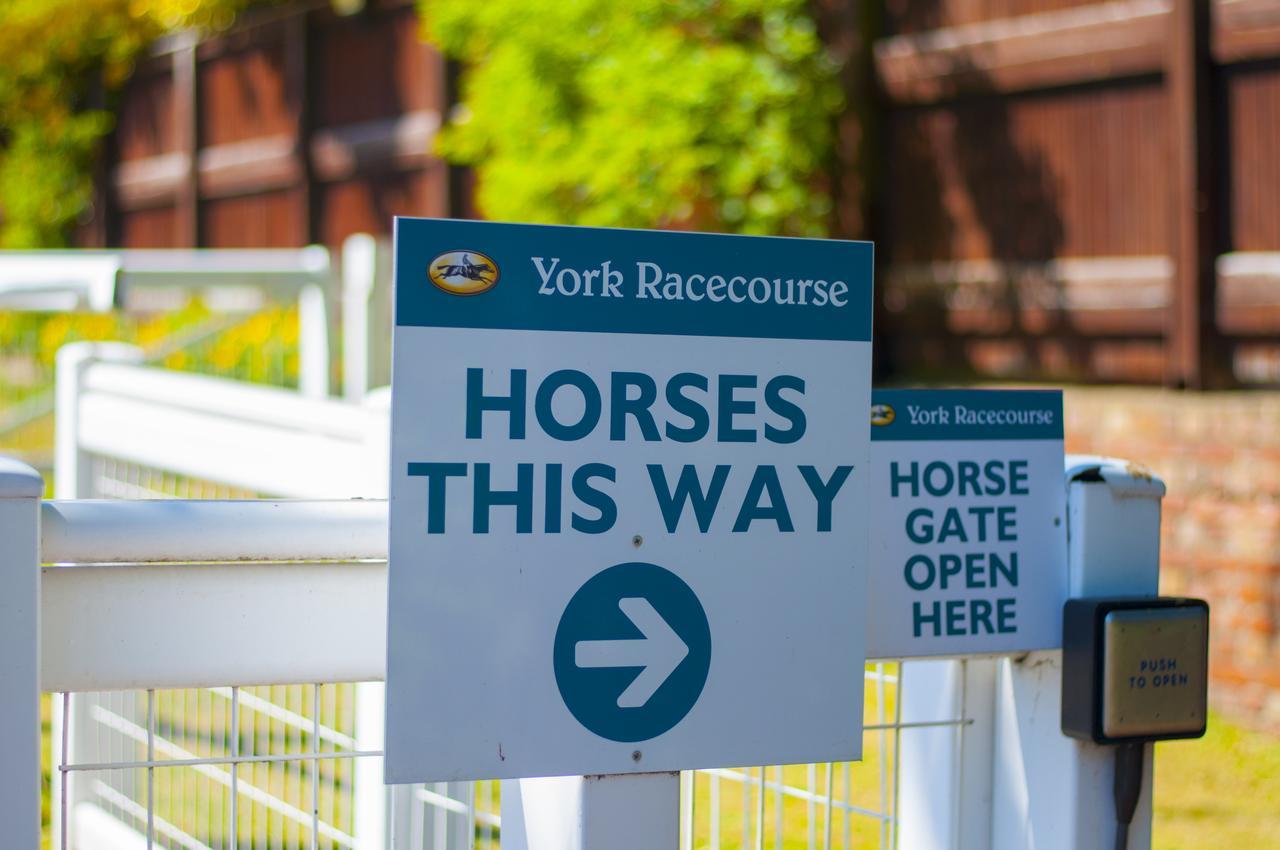 Отель Stableside At York Racecourse Экстерьер фото