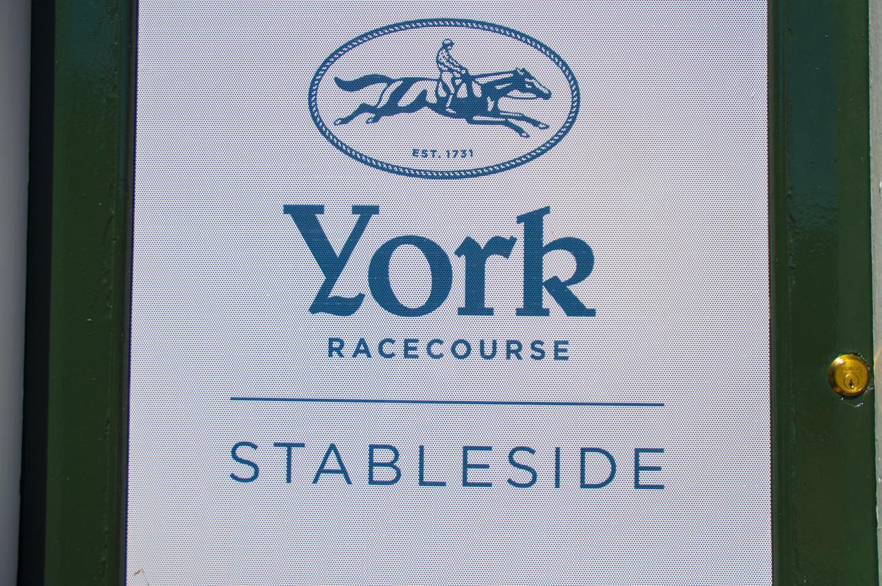 Отель Stableside At York Racecourse Экстерьер фото