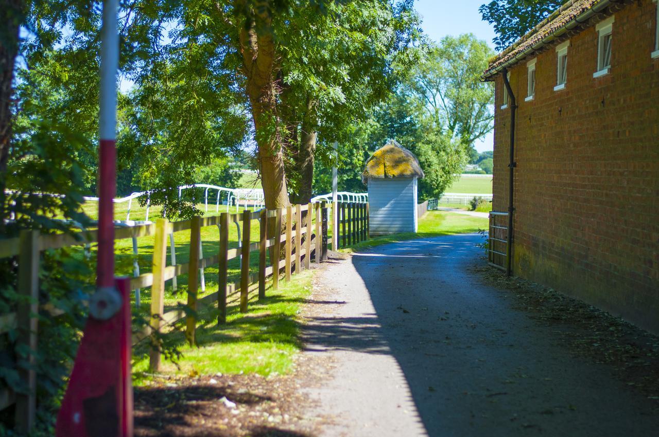 Отель Stableside At York Racecourse Экстерьер фото