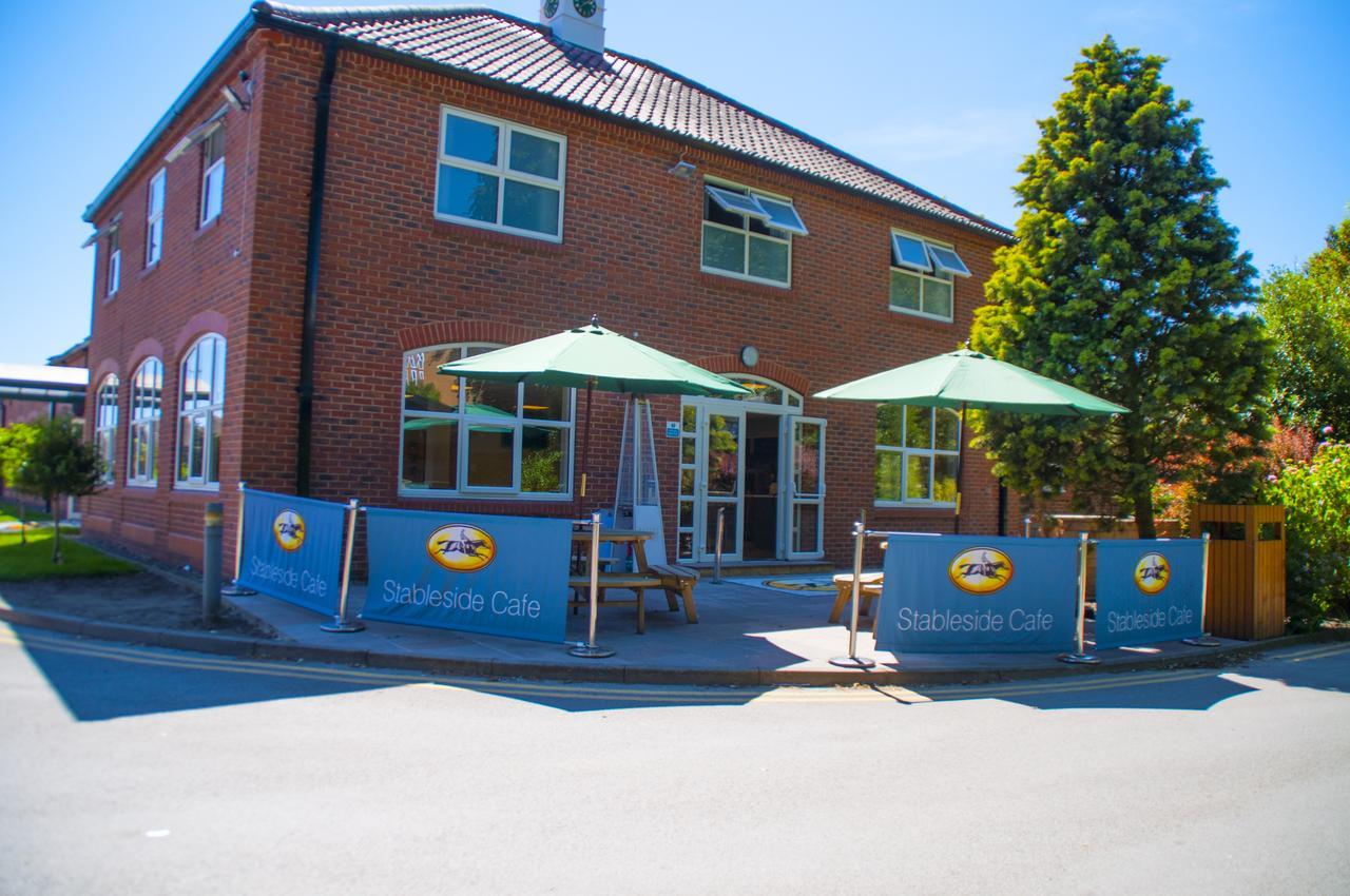 Отель Stableside At York Racecourse Экстерьер фото